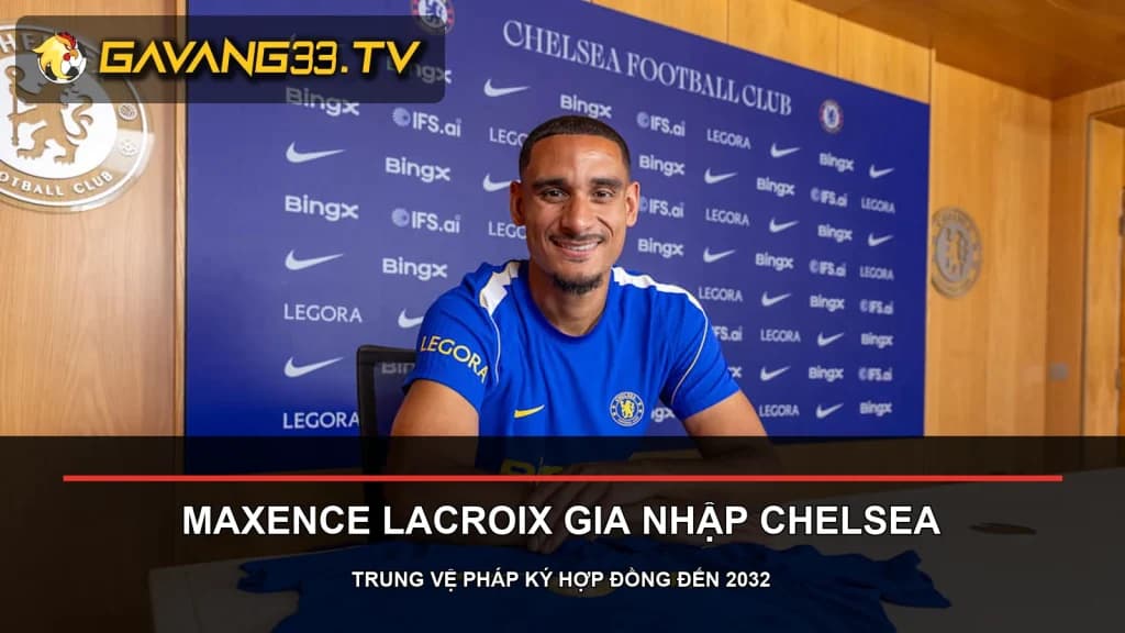 Maxence Lacroix trong ngày ký hợp đồng với Chelsea