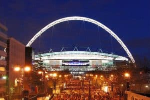 Sân Wembley được chiếu sáng vào buổi tối