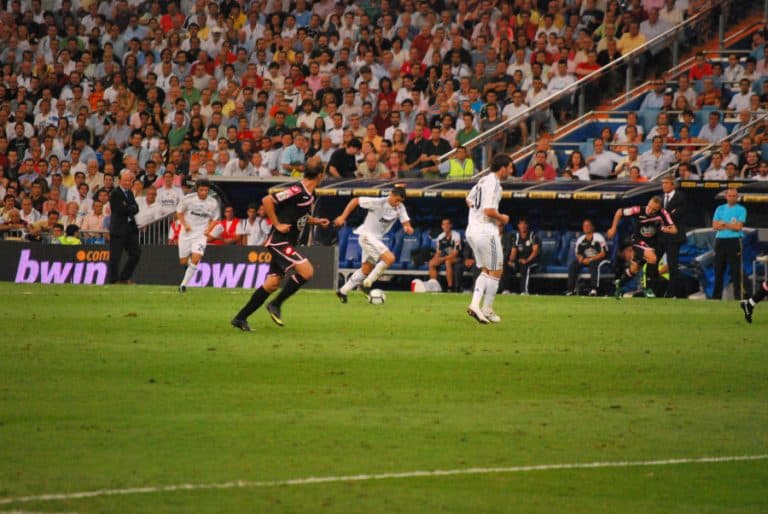 Pha bóng Real Madrid gặp Deportivo trong ảnh tư liệu, có nhãn GavangTV