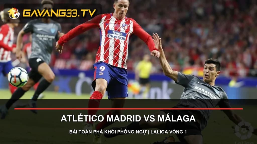 Cầu thủ Atlético Madrid dẫn bóng trước cầu thủ Málaga trong trận lượt đi năm 2017
