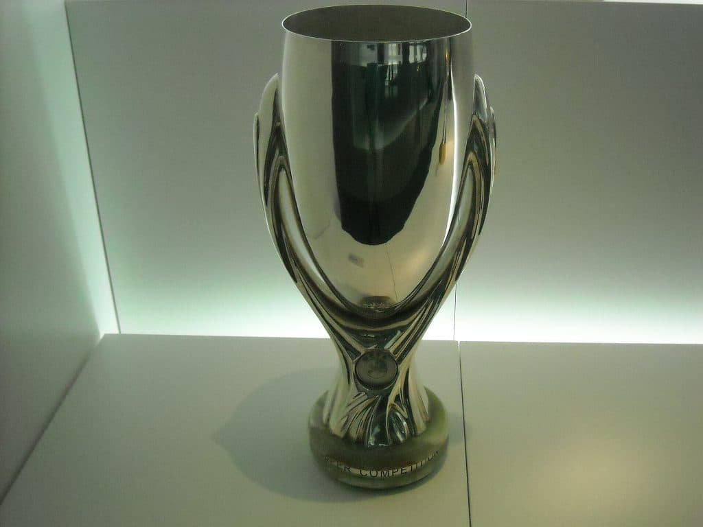 Chiếc cúp UEFA Super Cup trong ảnh tư liệu tại bảo tàng FC Barcelona