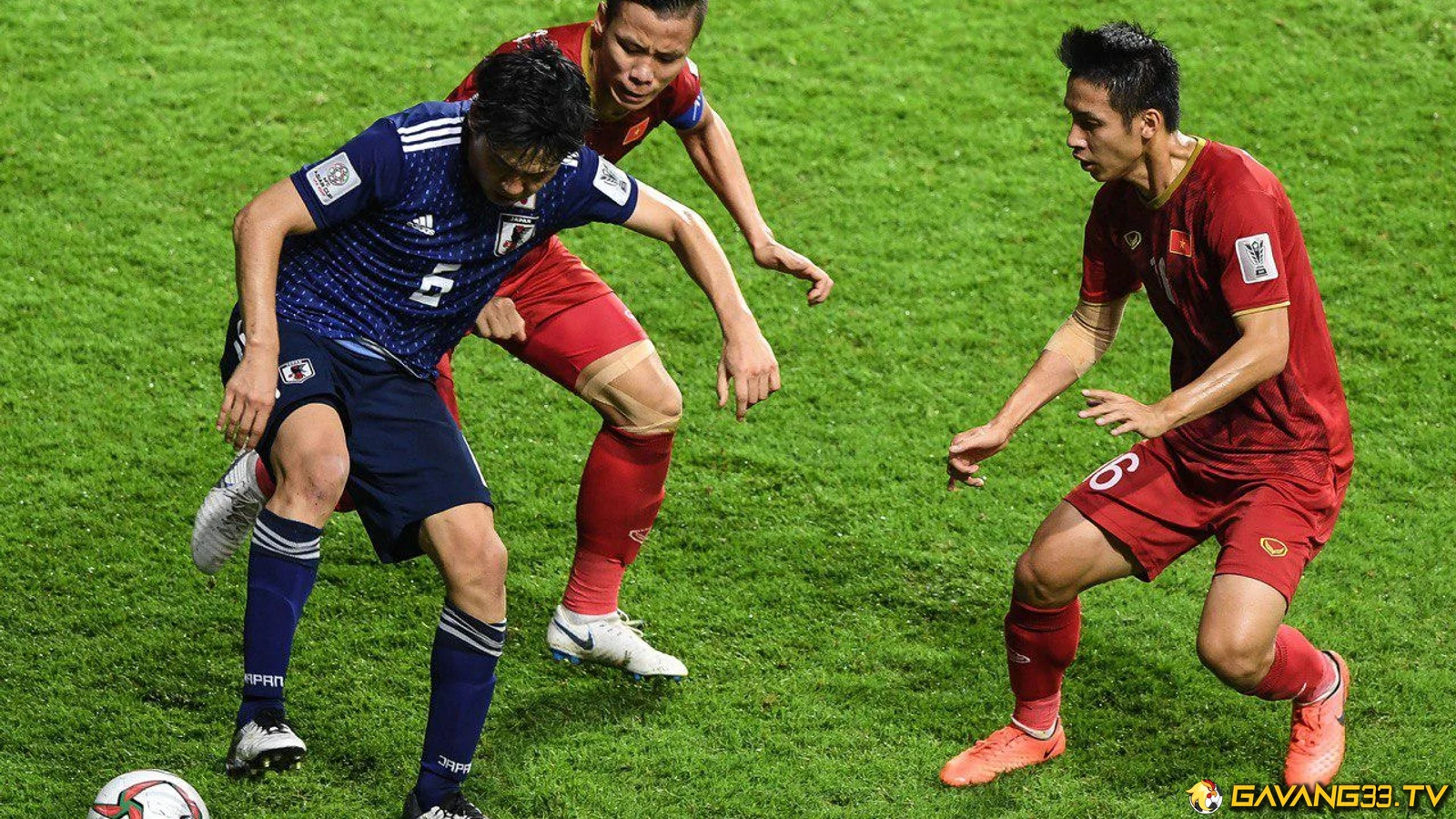 Cầu thủ đội tuyển Việt Nam tranh chấp tại AFC Asian Cup 2019